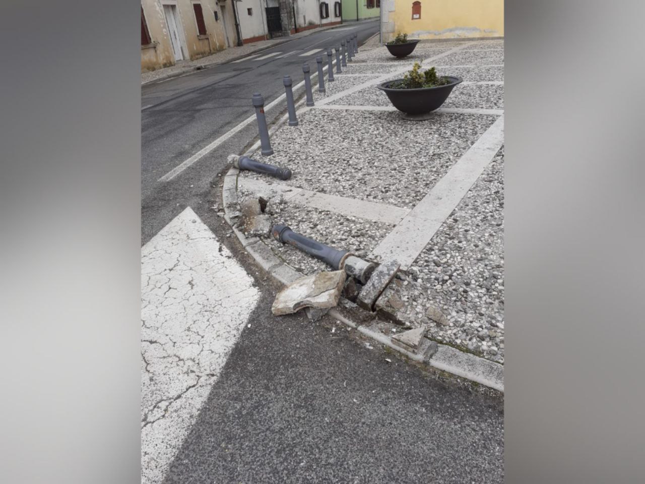 Distrugge il marciapiede a Medea e scappa, fermato camionista di un'azienda locale 